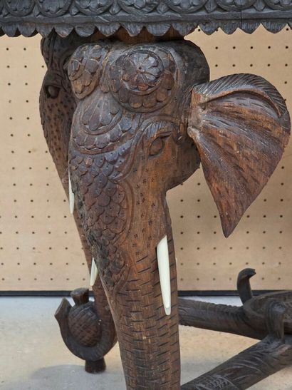 Guéridon en bois exotique sculpté reposant...