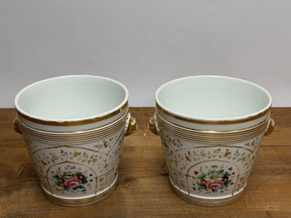 Paire de cache-pots en porcelaine à décor...