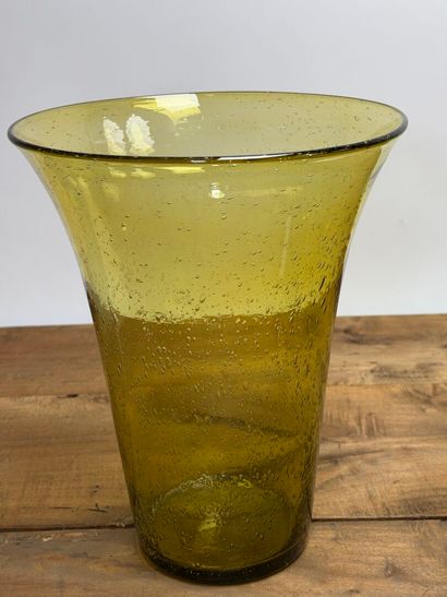 BIOT Grand vase et coupe en verre bullé ambré.
On...