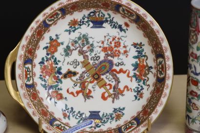Assiette creuse, vase rouleau, boite et cinq...