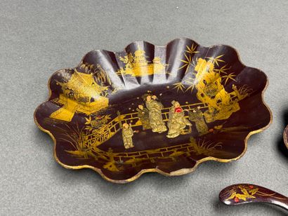 Ramasse miette et corbeille en carton bouilli...