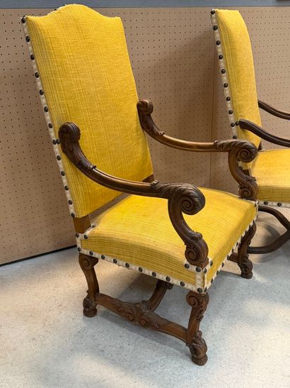 Paire de fauteuils et un fauteuil style Louis...