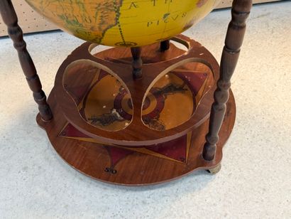 Globe terrestre formant bar. 
H. :92 cm....
