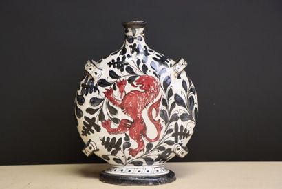 Gourde en faïence à décor de lion
H. 22c...
