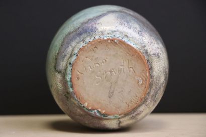 Anna SMITH ( XX°)
Petit vase en grès émaillé,...