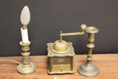Lot comprenant: 
Bougeoir monté en lampe,...