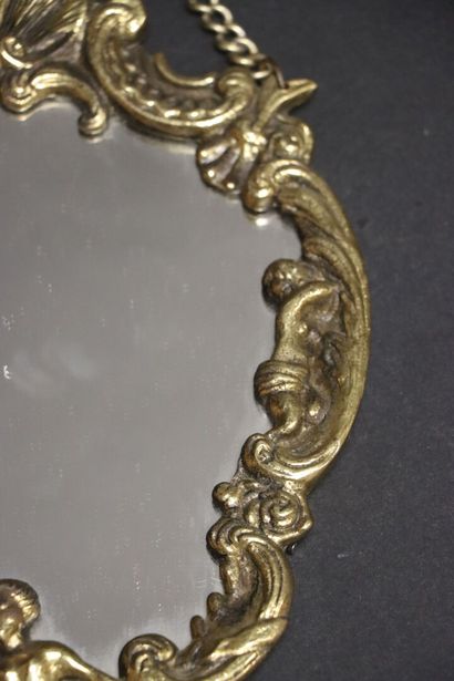 Petit miroir en bronze de style Régence.
27...