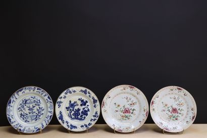 Quatre assiettes en porcelaine de Chine XVII°...
