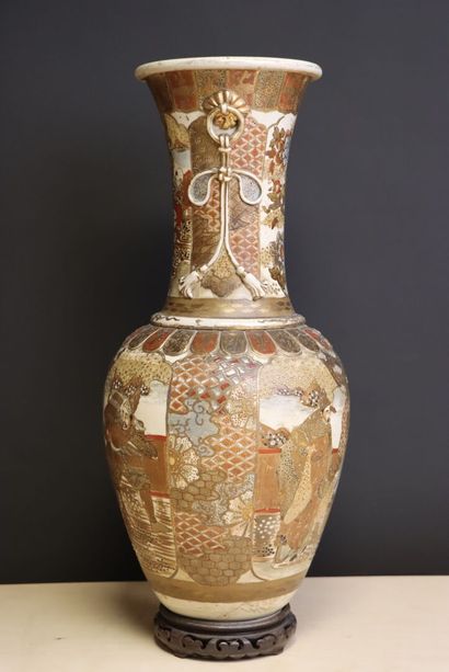 Grand vase en faïence de Satsuma sur socle...