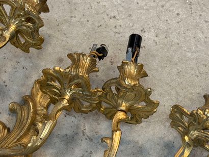 Deux appliques en bronze à cinq lumières....