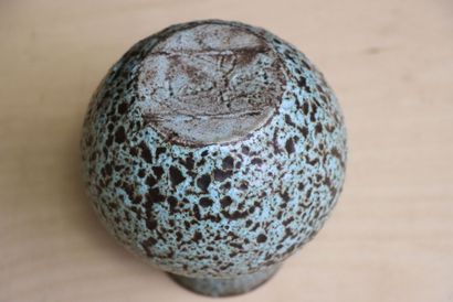 ACCOLAY
Vase en céramique émaillée. moucheté...