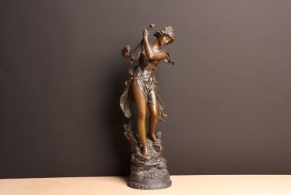 La Joueuse de mandoline. 
Sculpture en régule....