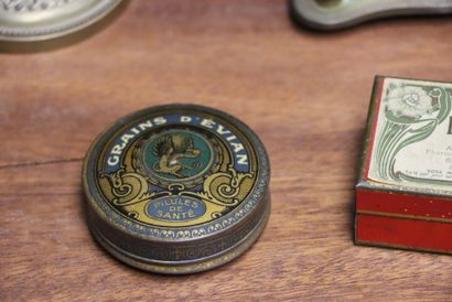 Lot comprenant: 
Bougeoir monté en lampe,...