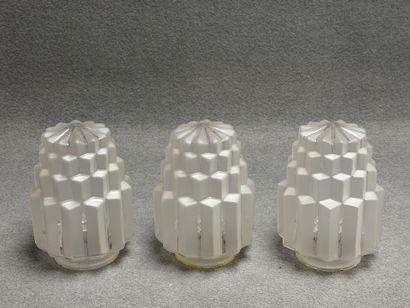Trois globes en verre moulé Art déco
H. :17...