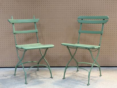 Deux chaises pliantes de jardin à lattes.
H....
