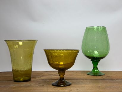 BIOT Grand vase et coupe en verre bullé ambré.
On...