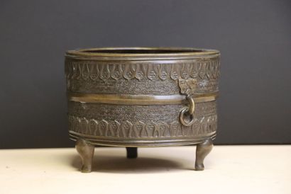 Cache pot tripode en bronze patiné. Chine...