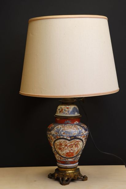 Lampe de salon en porcelaine du Japon décor...