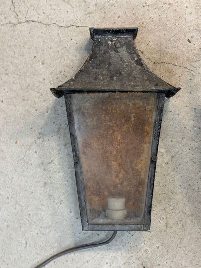 Paire d'appliques en fer forgé. 
H. :75 cm....
