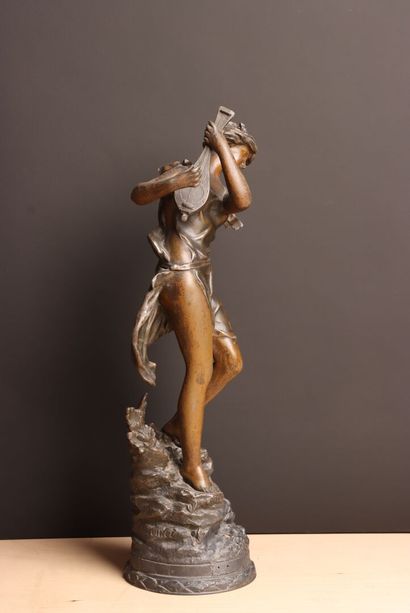 La Joueuse de mandoline. 
Sculpture en régule....
