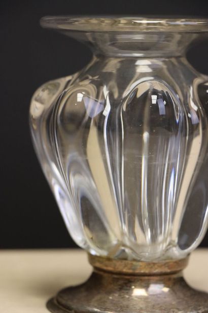 Vase en cristal monture en métal argenté....