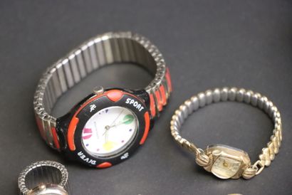 Lot de montres fantaisie.