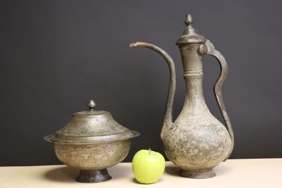 Aiguière et pot couvert en métal ciselée...
