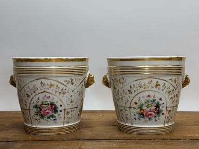 Paire de cache-pots en porcelaine à décor...