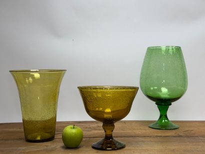 BIOT Grand vase et coupe en verre bullé ambré.
On...