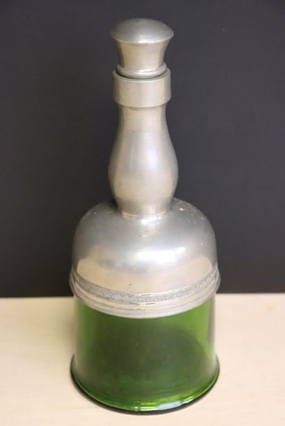 Bouteille en verre et étain. 
H. :26 cm.