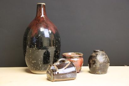 Vase à col resserré, deux pots et une boite...