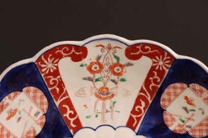 Plat en porcelaine IMARI
H: 33.5 cm.