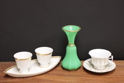 Lot comprenant:
Confiturier, vase en opaline...