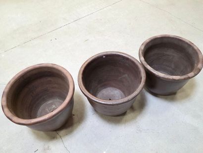 Trois cache-pot en grès brun
H: 45 cm
D:...
