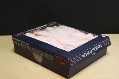 Ines de la Fressange. 
Coffret peignoir de...