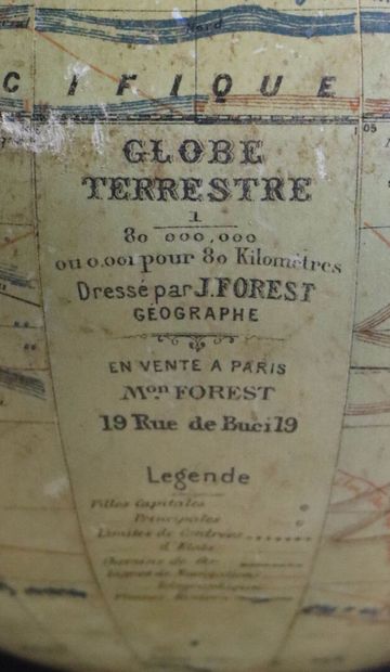 Globe terrestre en carton par Forest, pietement...