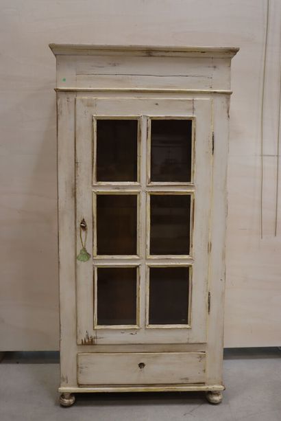 Vitrine rustique en bois laqué blanc. 
179...