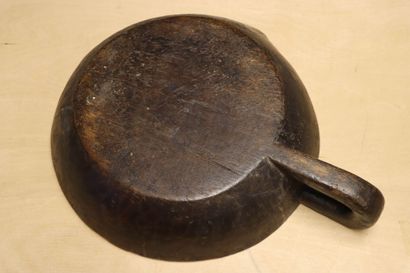 Grande coupe en bois sculptée. 
H. :9,5 cm....