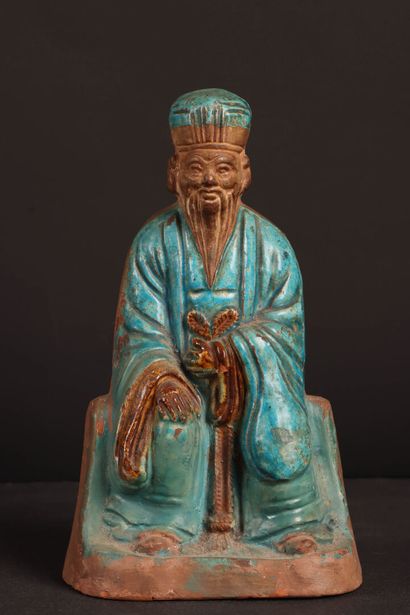 Statuette en terre cuite moulée: Dignitaire,...