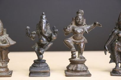 Divinités Indou - cinq sculptures en bronze,...