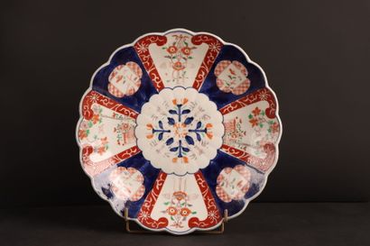 Plat en porcelaine IMARI
H: 33.5 cm.