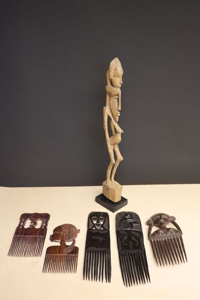 Cinq peignes africain en bois sculdpté et...