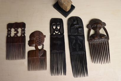 Cinq peignes africain en bois sculdpté et...