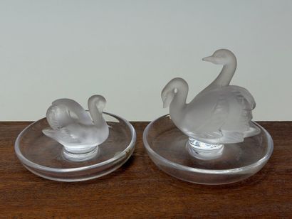 LALIQUE France
Deux baguiers Cygnes en cristal...
