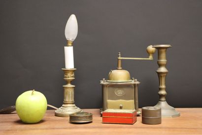 Lot comprenant: 
Bougeoir monté en lampe,...