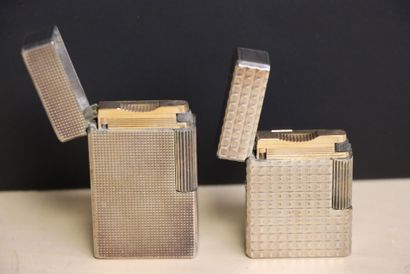 DUPONT. 
Deux briquets en métal argenté....