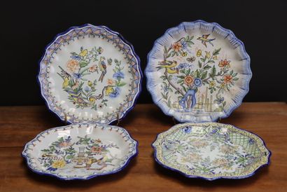 Nevers. 
Quatre petites assiettes en faïence....