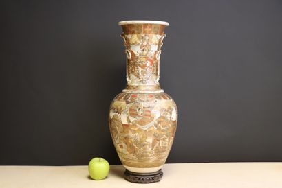 Grand vase en faïence de Satsuma sur socle...