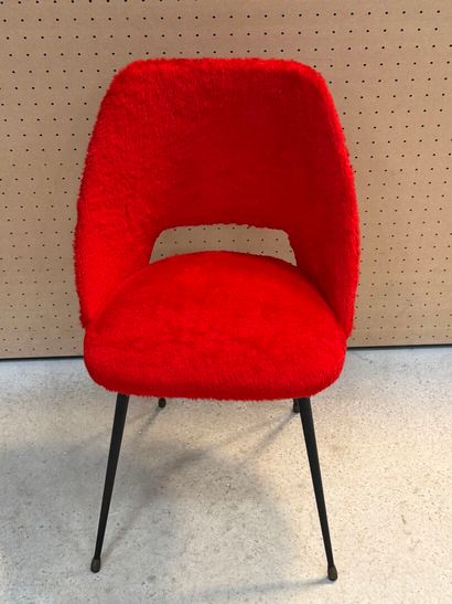 Chaise moumoute rouge. 
H. :79 cm.