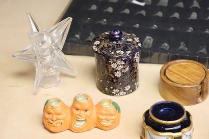 Lot comprenant : jeux d'échec en verre, encrier...